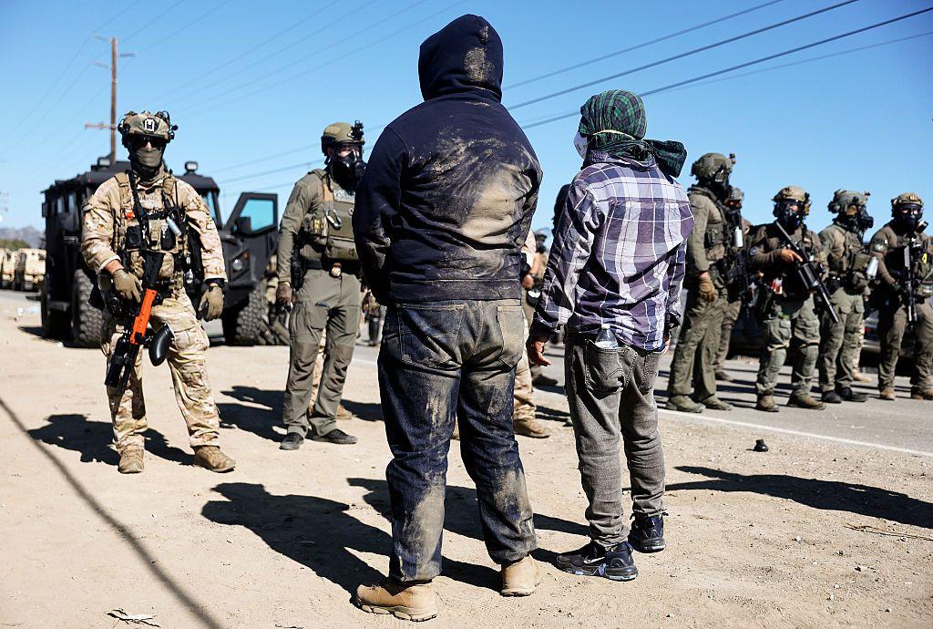 Dos trabajadores frente a fuerzas federales en Camarillo