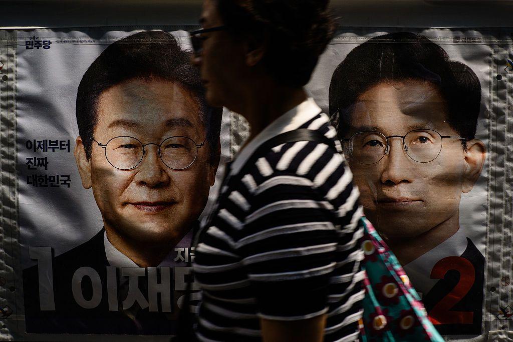 이재명 더불어민주당 후보와 김문수 국민의힘 후보의 선거 포스터가 붙어 있는 벽면