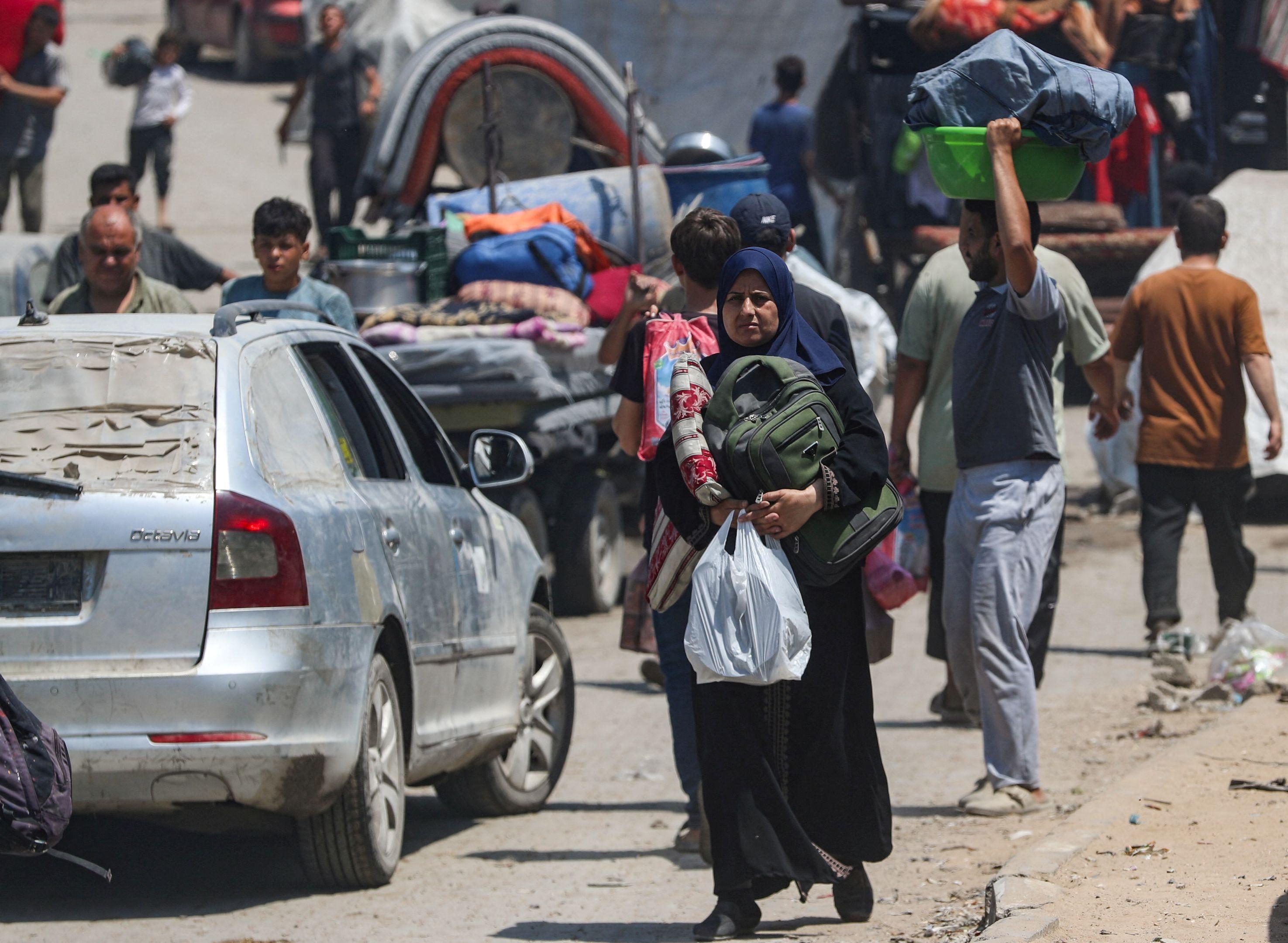 Palestinos fogem de suas casas com seus pertences após o exército israelense emitir ordens de evacuação, na Cidade de Gaza, em 29 de junho de 2025.