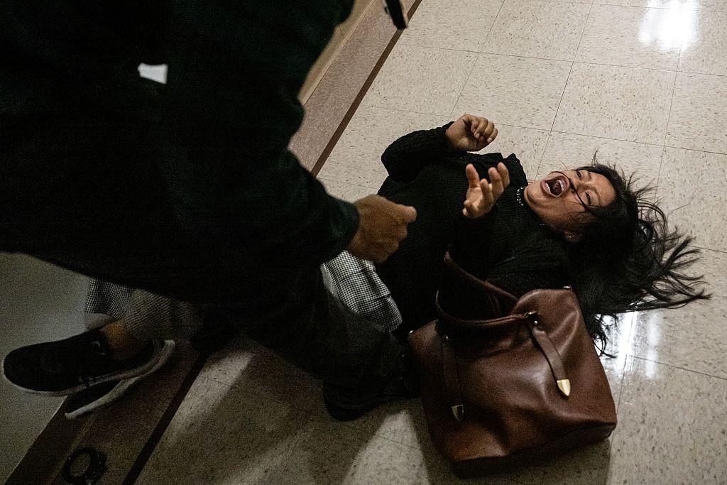 Mónica Moreta Galarza en el suelo tras ser empujada con violencia por un agente del ICE en los pasillos del tribunal de inmigración en el 26 Federal Plaza de Nueva York el 25 de septiembre de 2025. (Foto: Stephanie Keith/Getty Images)