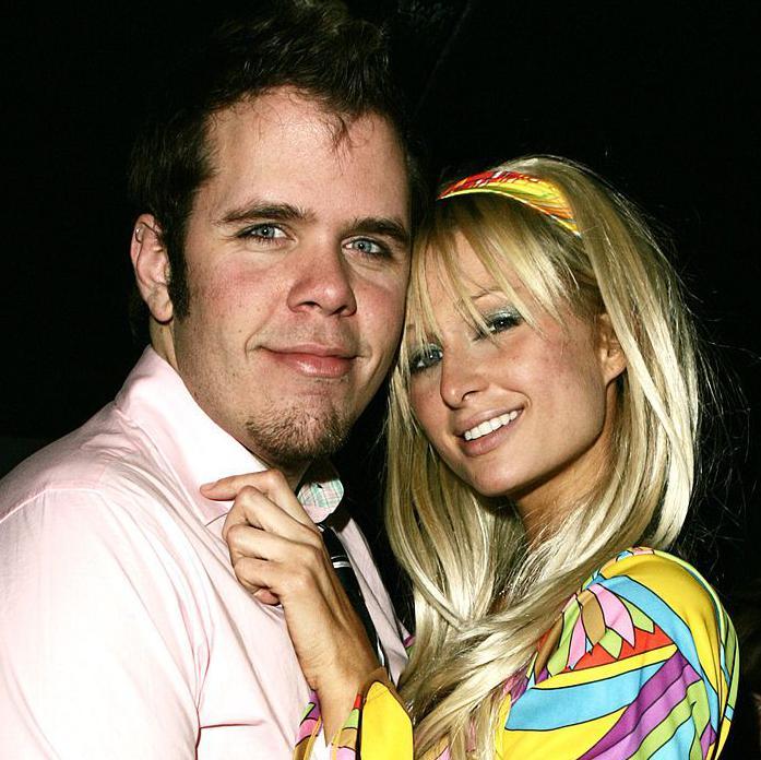 Perez Hilton y Paris Hilton (der.) en el Privilege de Los Ángeles, California