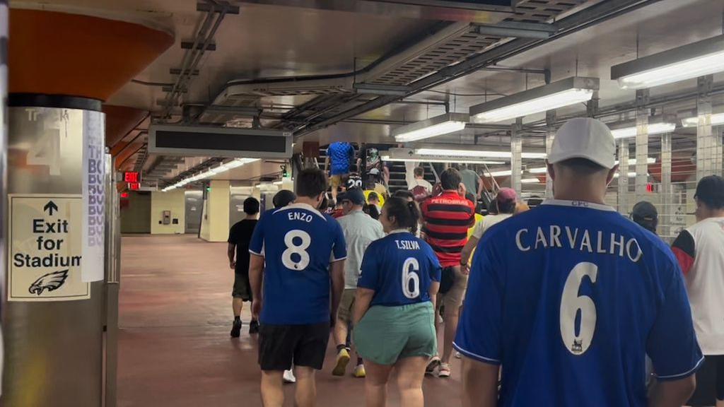 Odlazak Mareske iz Čelsija: Rokijeve stepenice, zlato od Trampa i otkaz ispod jelke 2 Navijači Čelsija idu na utakmicu sa Flamengom u Filadelfiji