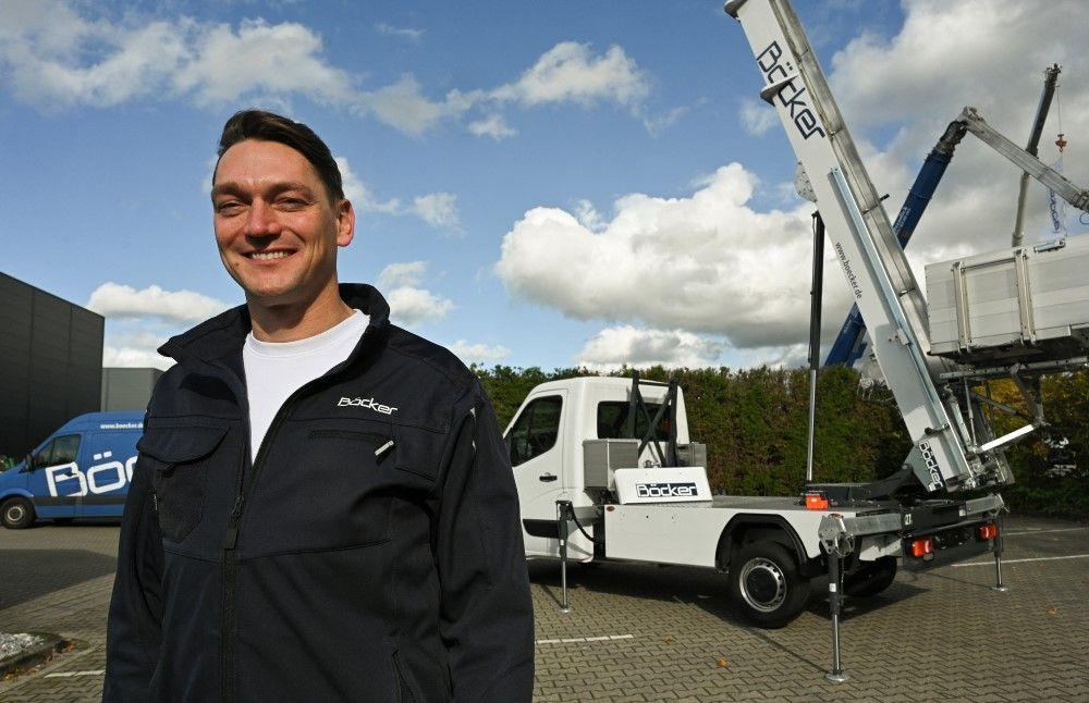 Aleksandar Beker, izvršni direktor nemačke firme Böcker Operating Cranes, pozira ispred krana sličnog onom koji je korišćen za pljačku nakita iz Luvra