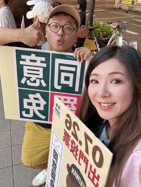 在餐飲業擔任行政主管的伊芳（右)