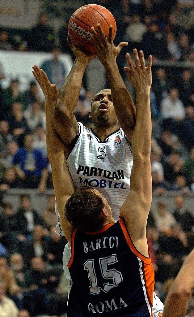 Frederik Haus šutira na utakmici Evrolige protiv italijanske Lotomatike