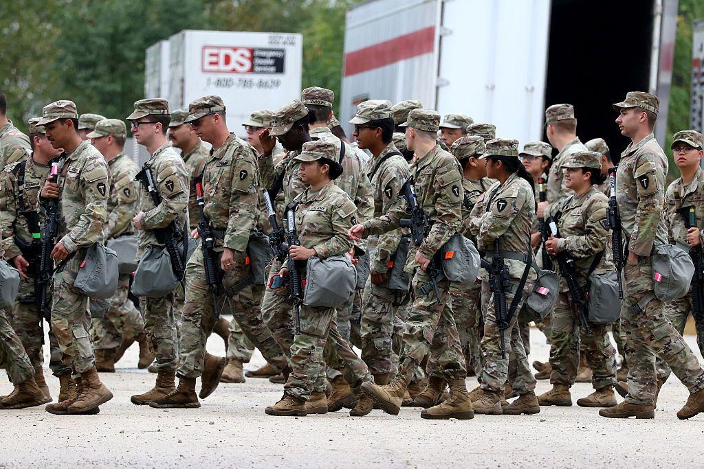 Miembros de la Guardia Nacional de Texas en Chicago este martes.