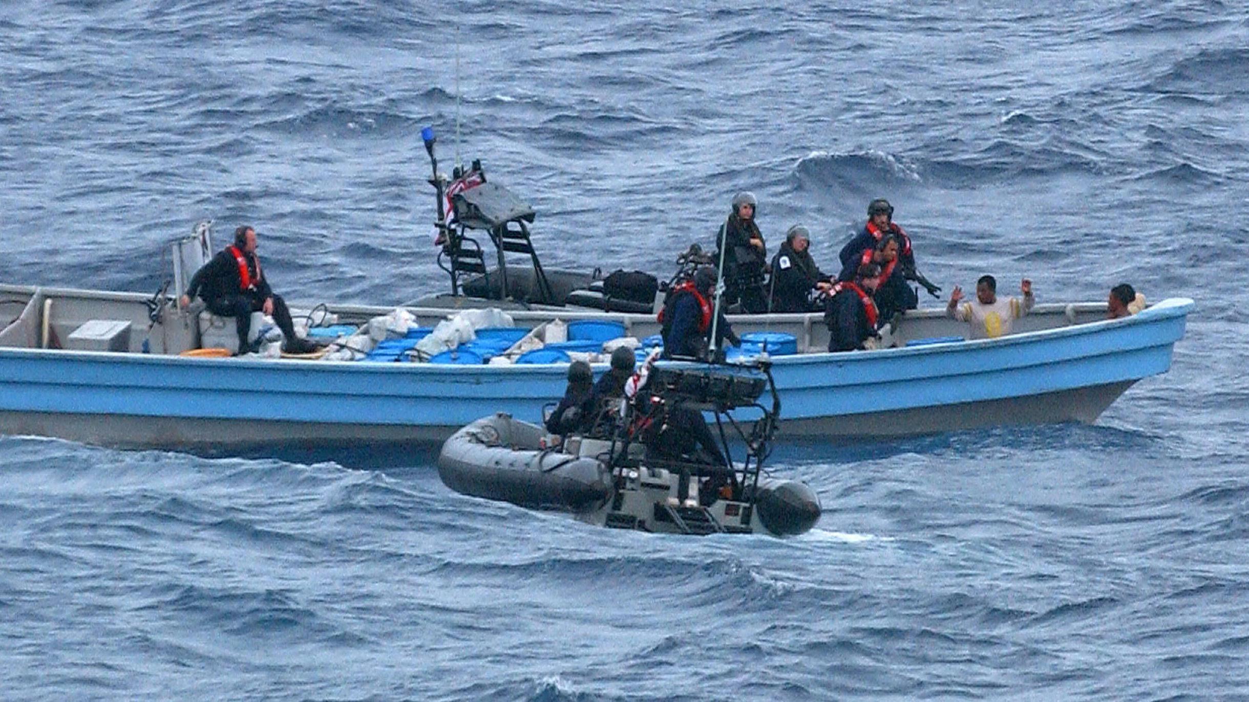 Agentes de la Armada británica capturan en aguas internacionales en el Caribe una lancha con un cargamento de dos toneladas de cocaína.