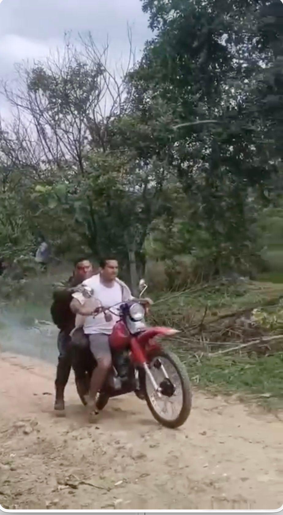 Johan en su moto con dos soldados a su espalda