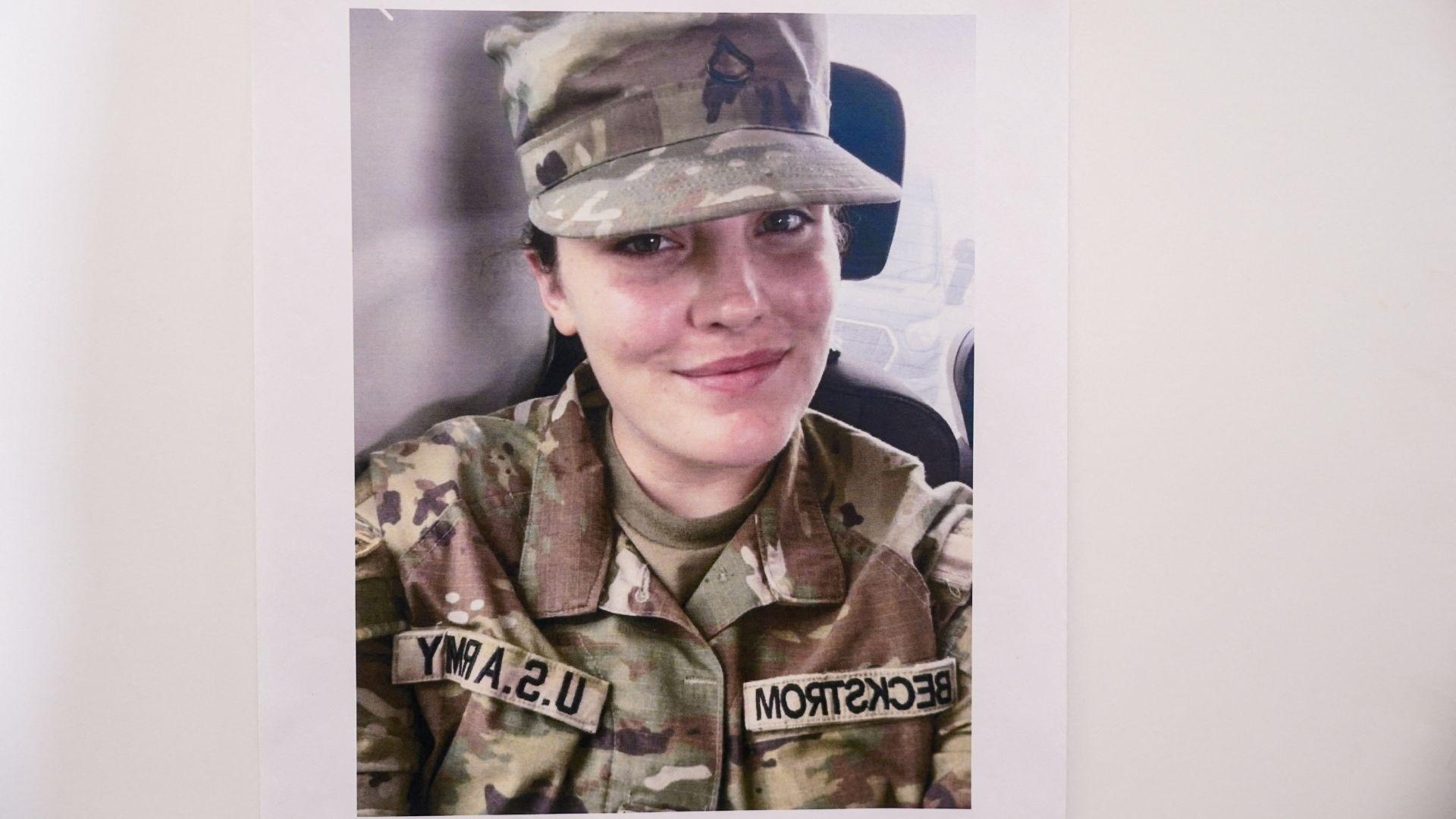 Selfi de Sarah con uniforme militar y una leve sonrisa