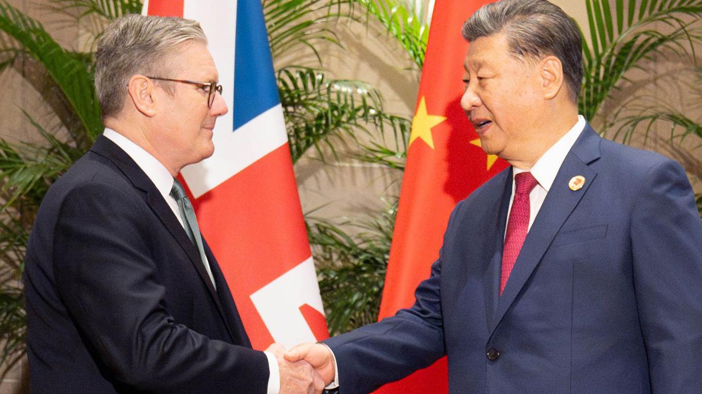 英國首相施紀賢在2024年與中國國家主席習近平握手致意。