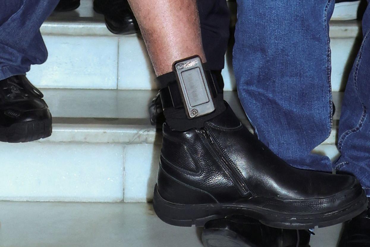 Bolsonaro mostra tornozeleira eletrônica no Congresso em 21 de julho de 2025