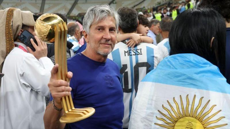 Jorge Messi, pai de Lionel Messi, mostra um troféu para a câmera