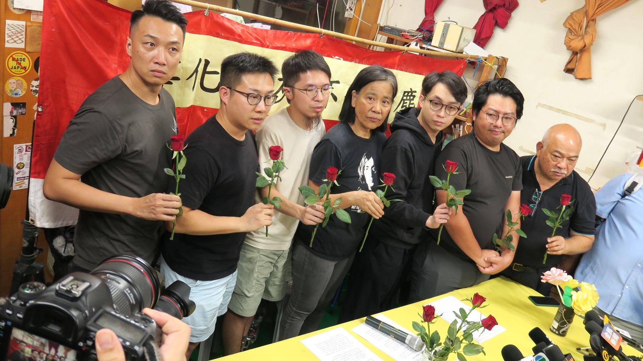香港社民連主席陳寶瑩（中）與核心成員手舉紅玫瑰合照（BBC中文圖片29/6/2025）