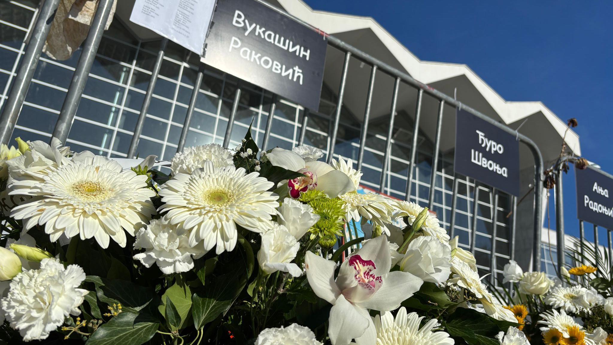 Buketi cveća za preminule ispred novosadske železničke stanice