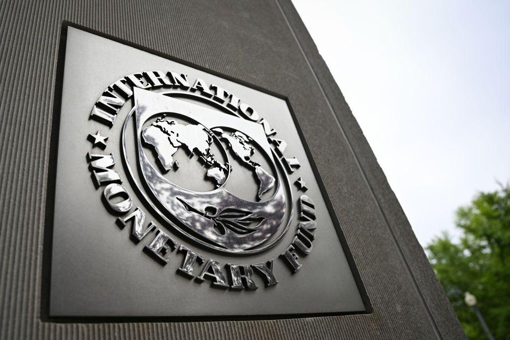 Logo del FMI en su sede en Washington