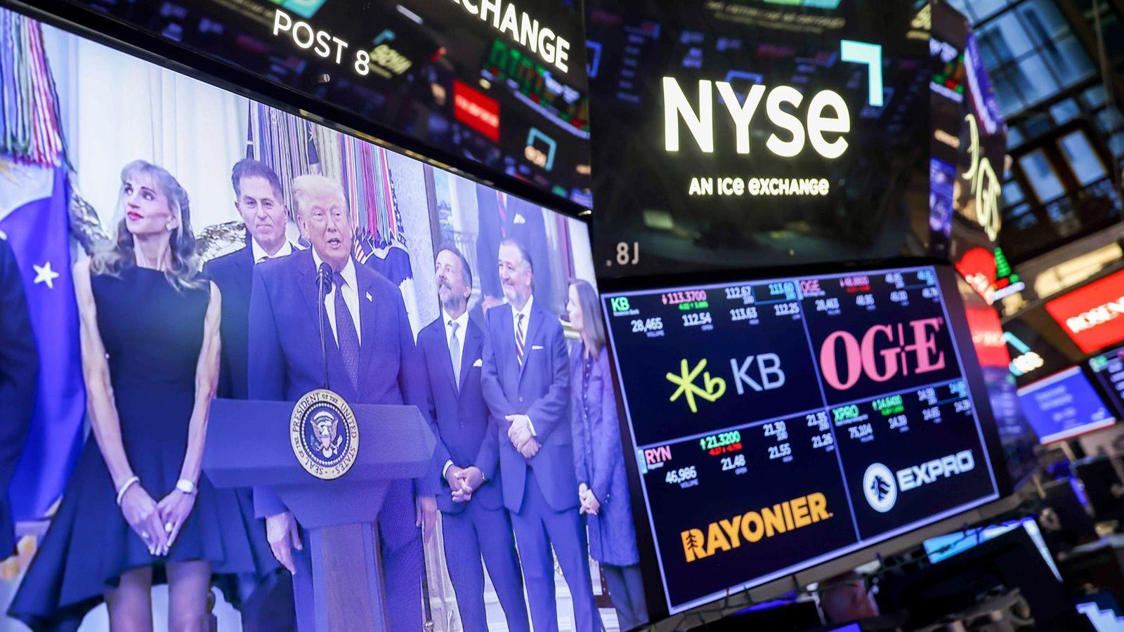 شاشة تعرض صورة الرئيس الأمريكي دونالد ترامب بعد قرعه جرس افتتاح بورصة نيويورك (NYSE) وناسداك في المكتب البيضاوي بالبيت الأبيض، في قاعة بورصة نيويورك (NYSE) بمدينة نيويورك، الولايات المتحدة الأمريكية، يوم الاثنين 6 يوليو/تموز 2026. 