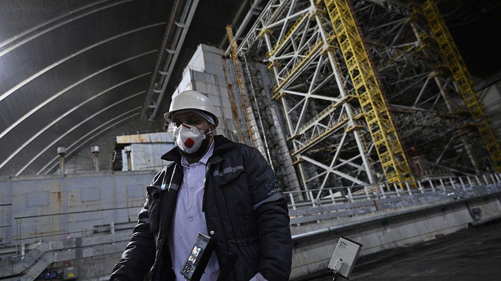 un trabajador en la central de Chernóbil