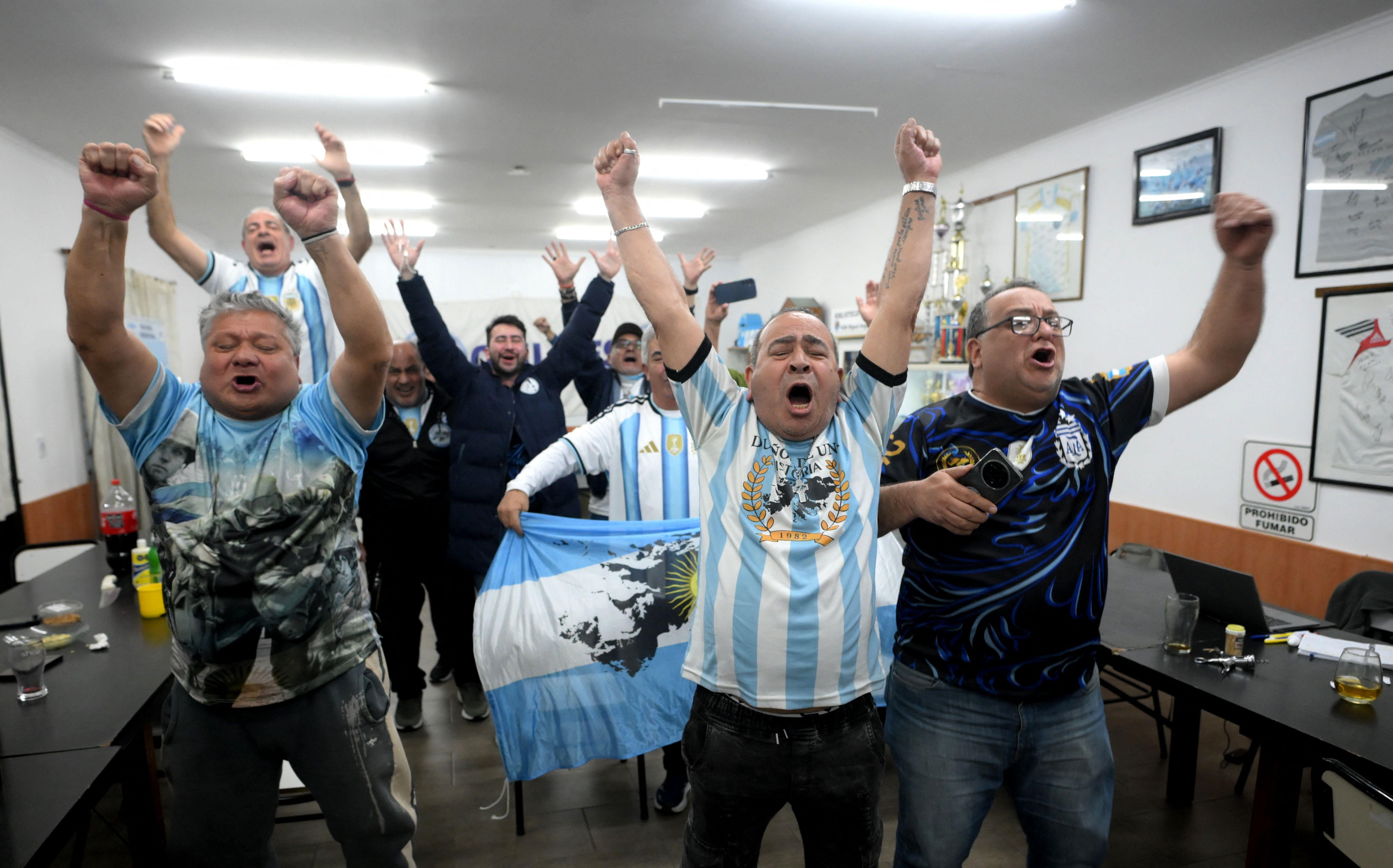 Argentini preti kazna zbog transparenta, ludnica u Buenos Ajresu - u fotografijama 17 argentina - engleska, navijači argentine, malvini su argentinski, folklandski rat
