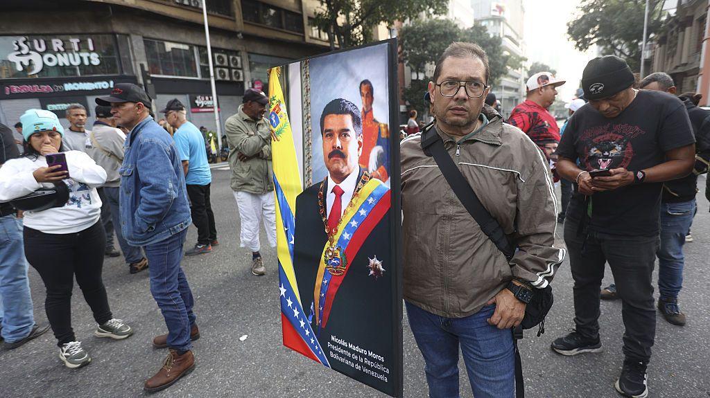 Un simpatizante chavista con un retrato de Nicolás Maduro