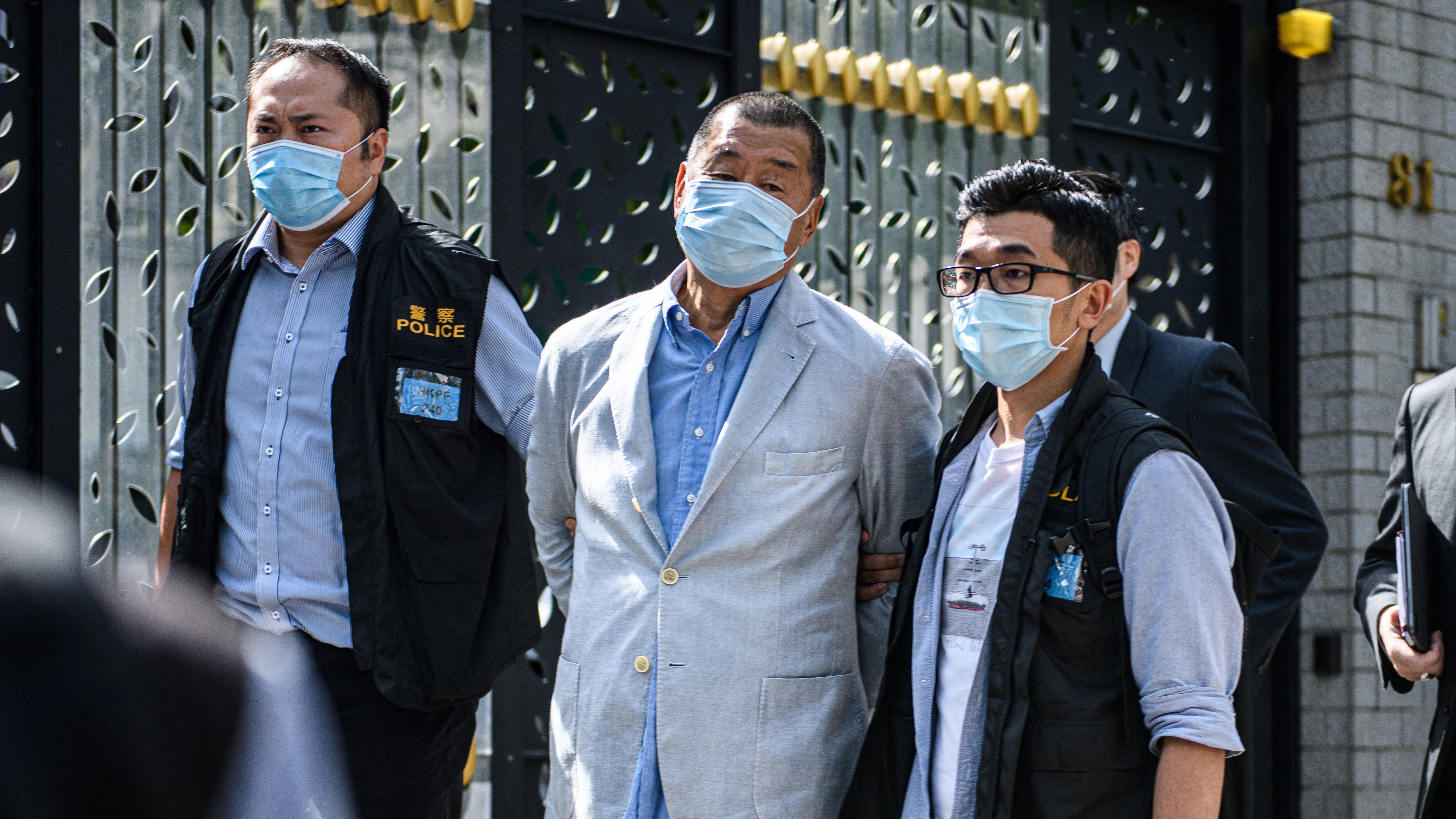 香港國安警察探員將黎智英從其家門前押走（10/8/2020）
