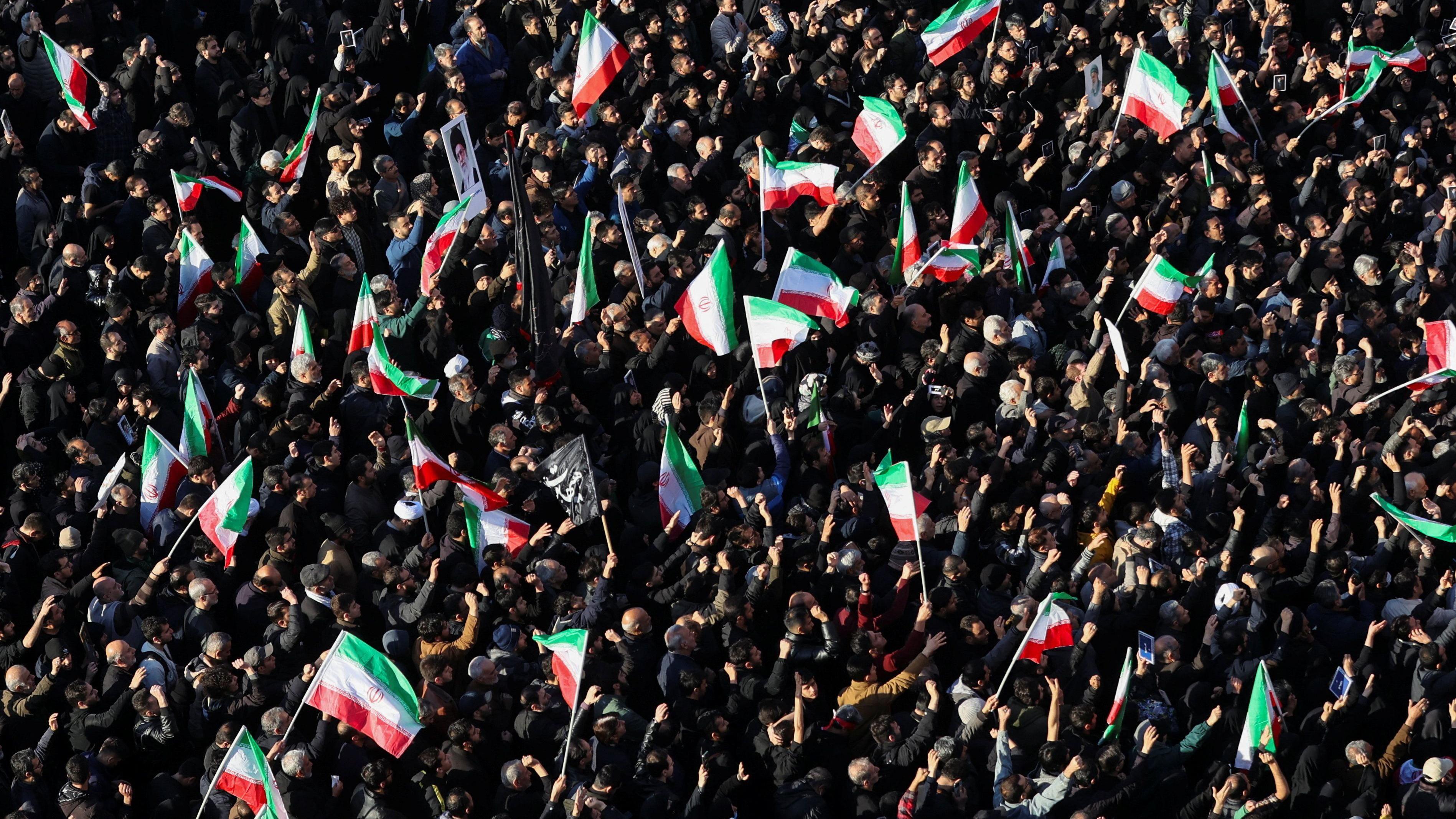 تجمع الناس للحداد بعد مقتل المرشد الأعلى الإيراني آية الله علي خامنئي في غارات إسرائيلية وأمريكية يوم السبت، في طهران، إيران، 1 مارس 2026.
