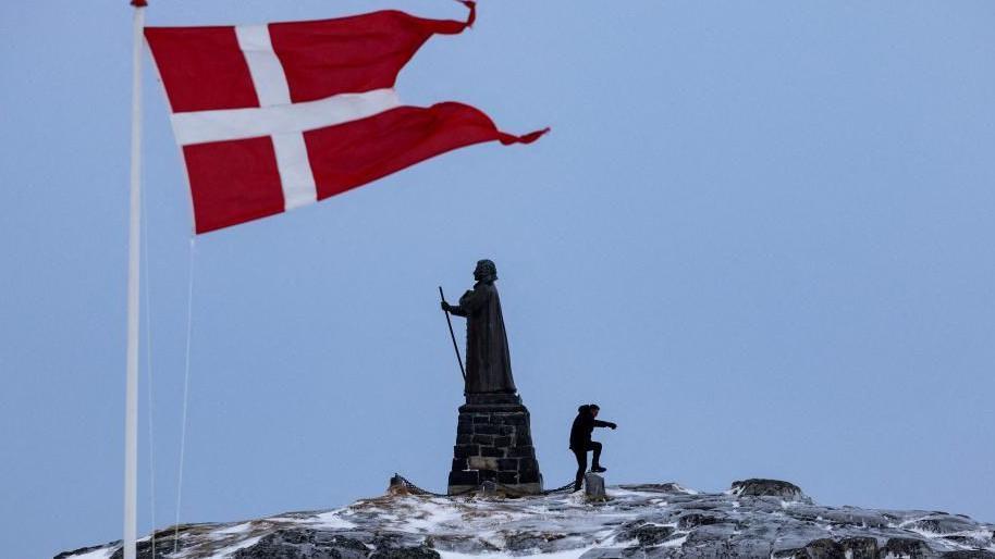 ترامب: الولايات المتحدة بحاجة إلى "امتلاك" غرينلاند لمنع روسيا والصين من الاستيلاء عليها 