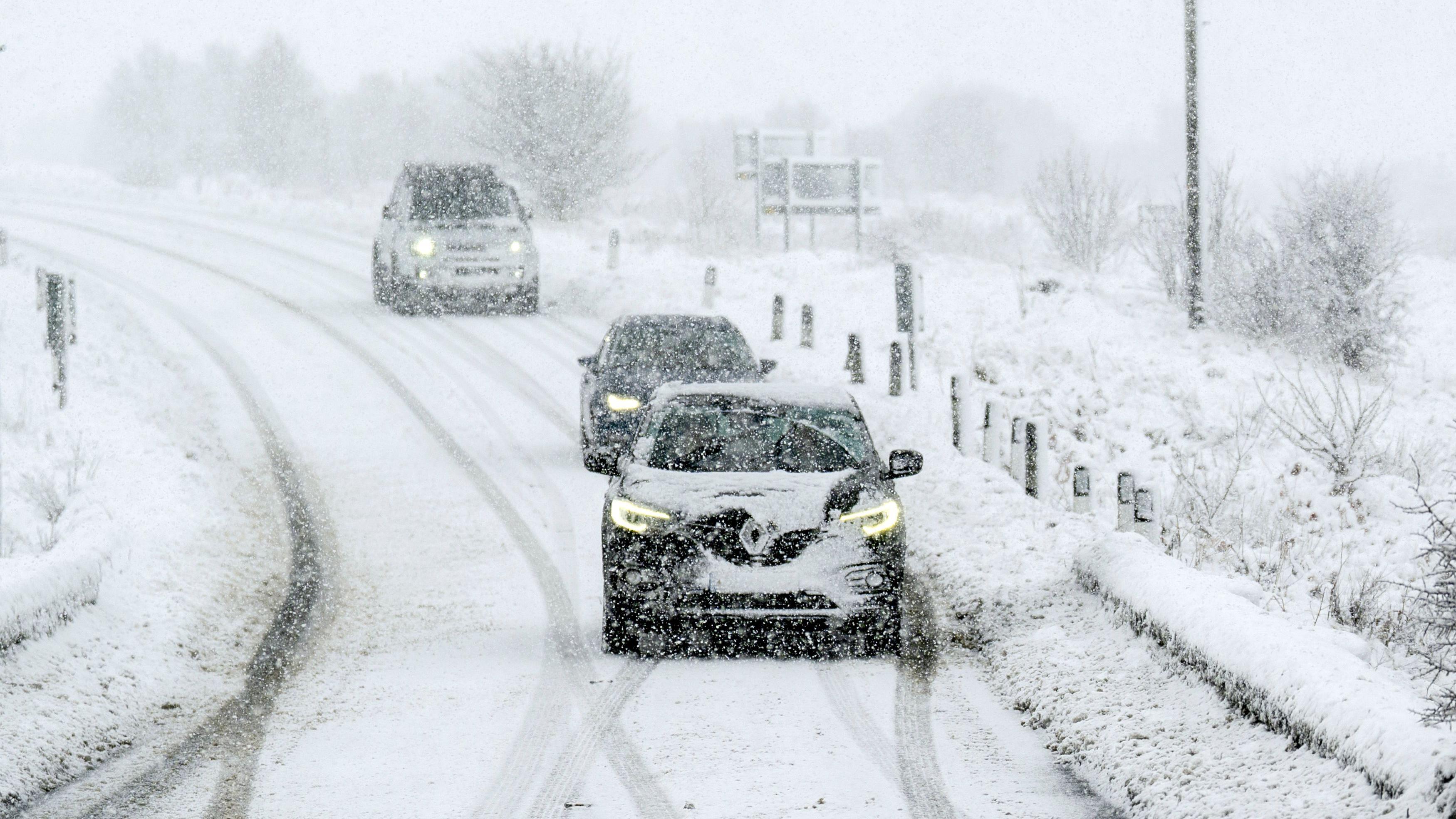 Kolona vozila na zavejanom putu
