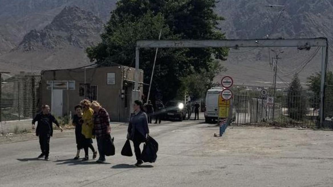 Iraníes en la frontera con Armenia