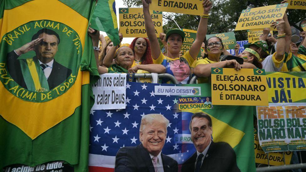 Pristalice bivšeg brazilskog predsednika Žaira Bolsonara sa transparentima na demonstracijama