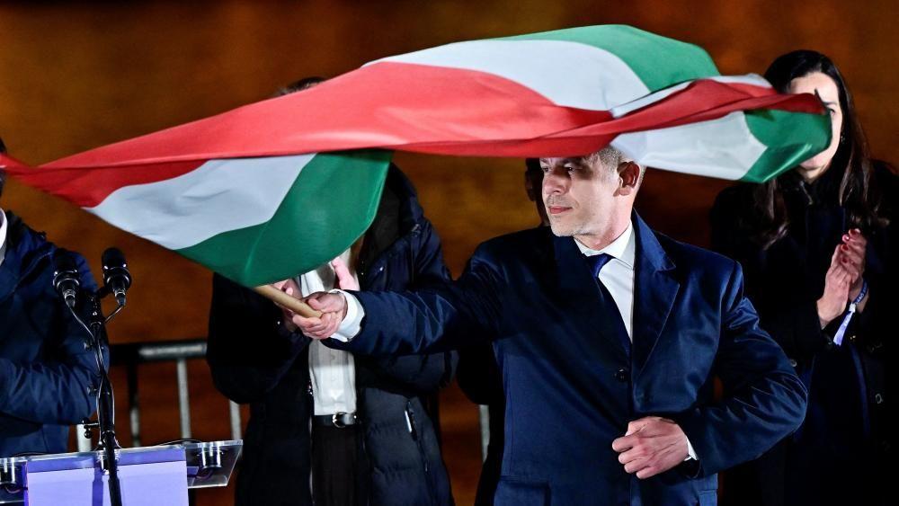 Hungarys new PM to be sworn in during regime change party
