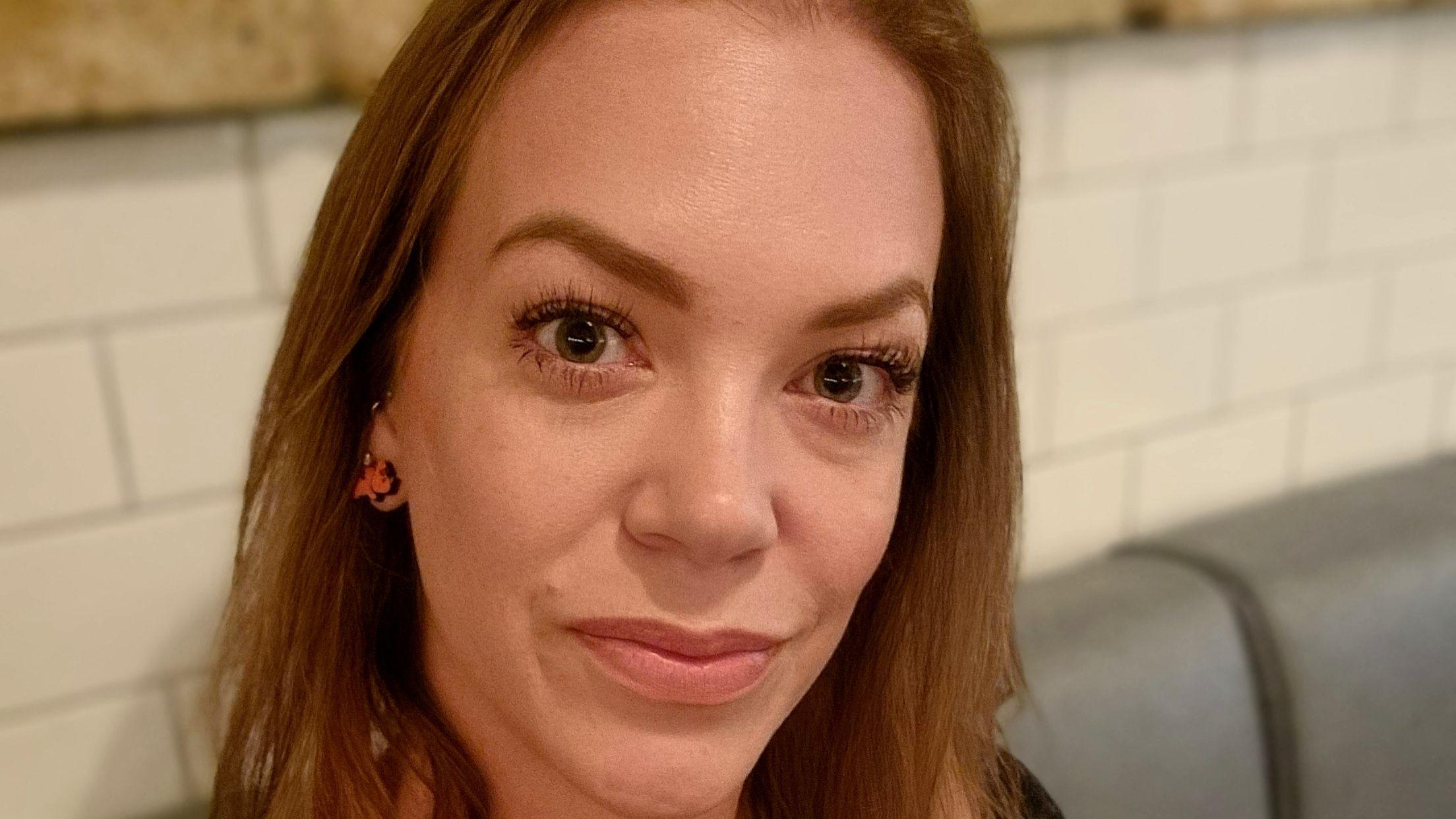 Uma selfie de Rhiannon Lawson, que tem cabelos e olhos castanhos