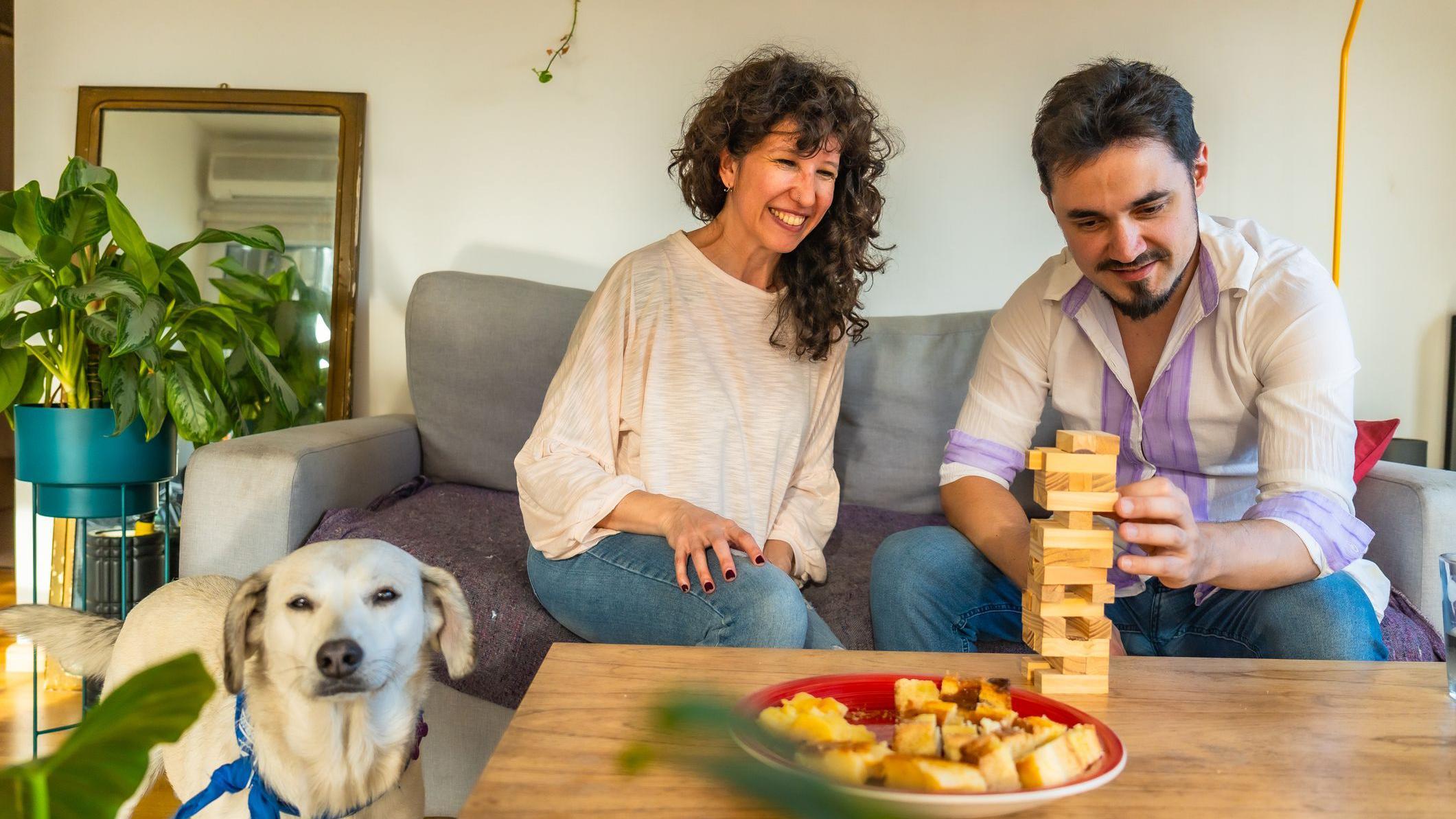 Una pareja juega jenga