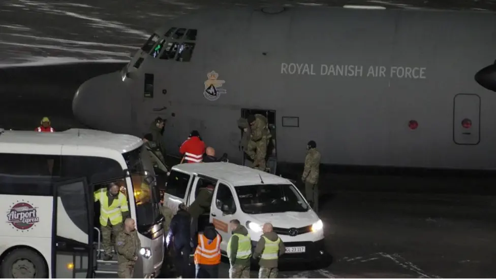 Avi&atilde;o com as cores da For&ccedil;a A&eacute;rea Real Dinamarquesa est&aacute; estacionado na pista do aeroporto de Nuuk.