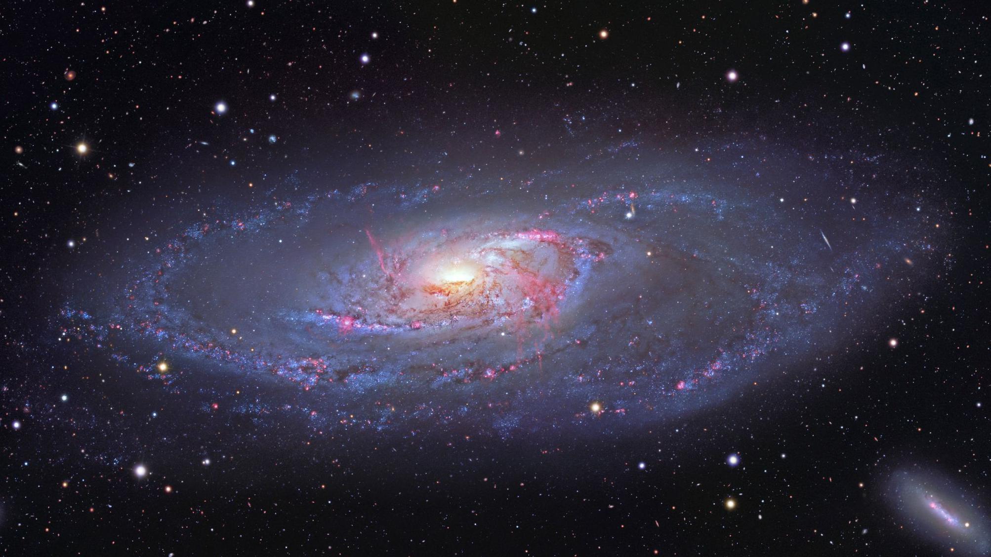 螺旋星系梅西耶106（M106），又名NGC 4258 的合成影像——距離地球2500萬光年