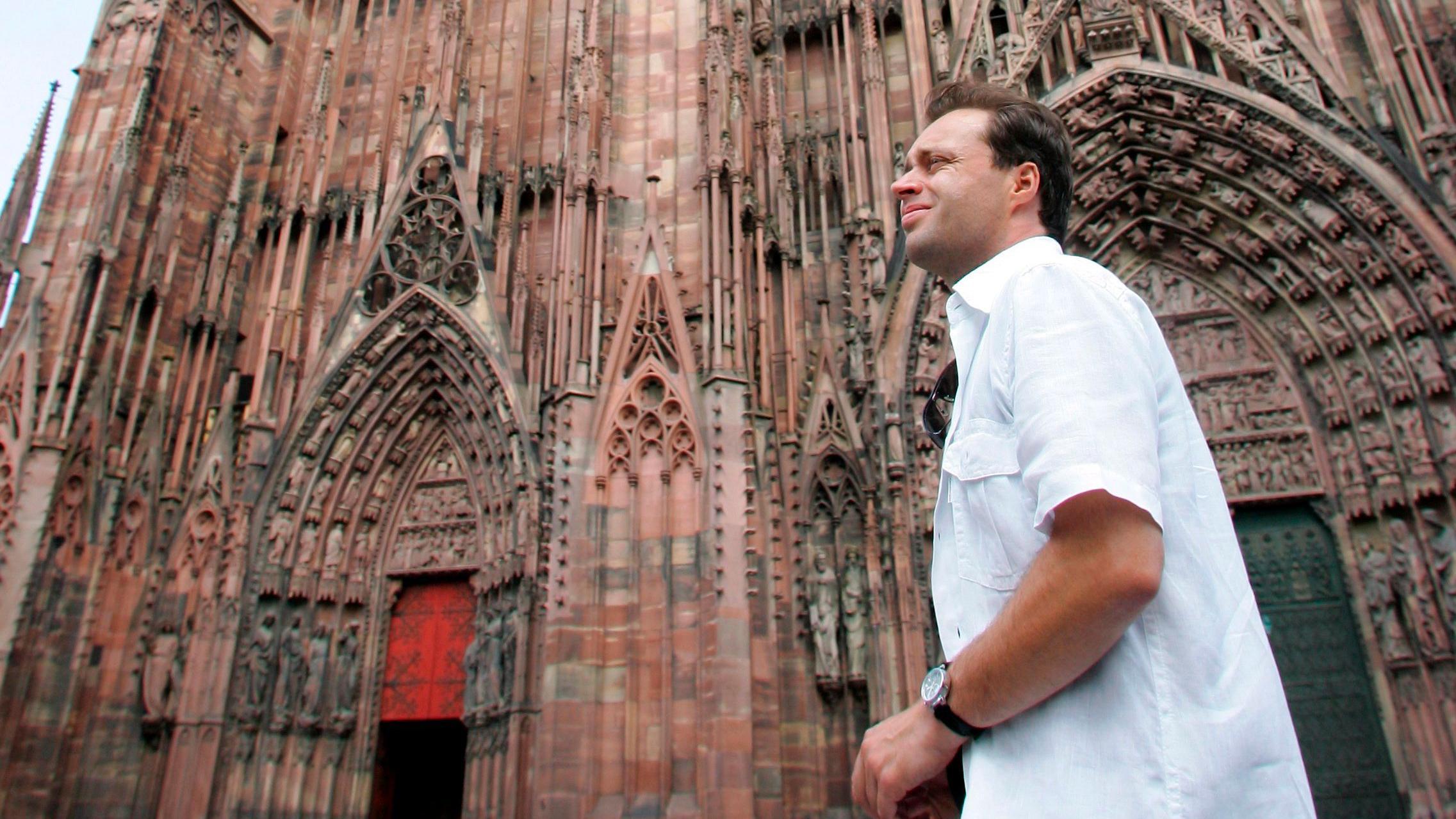 Stéphane Breitwieser delante de una iglesia en Europa