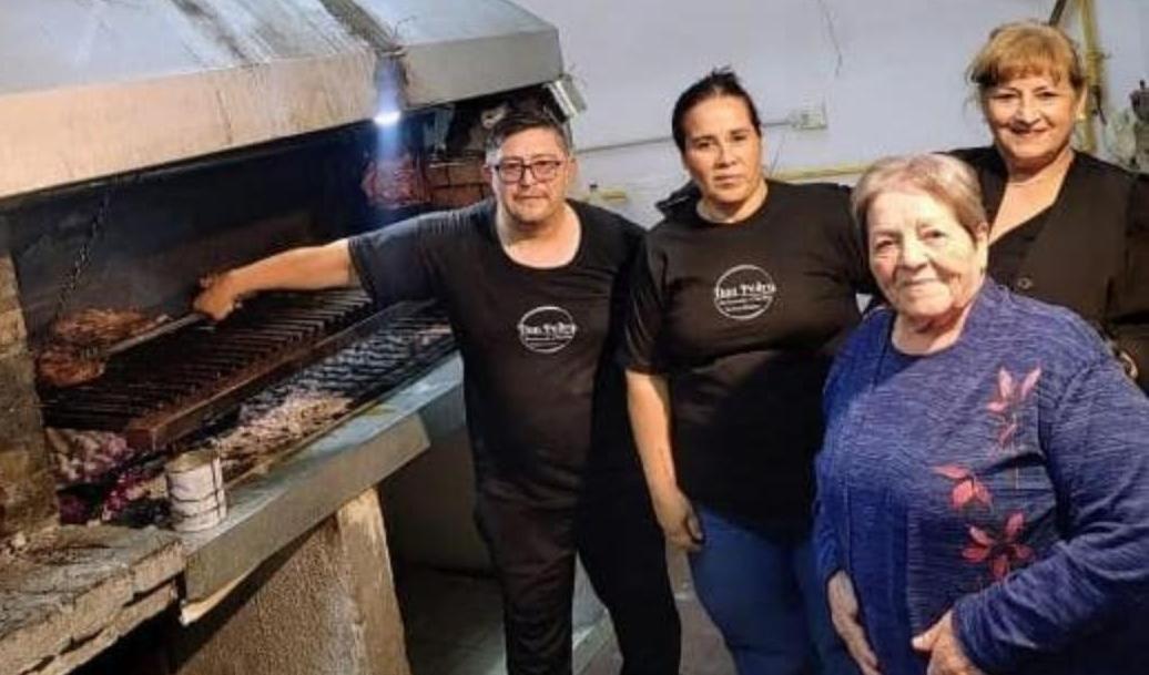 Carla Gutierrez (de cabelo preto amarrado) e funciona?rios e a m&atilde;e (de azul) no restaurante Don Pedro