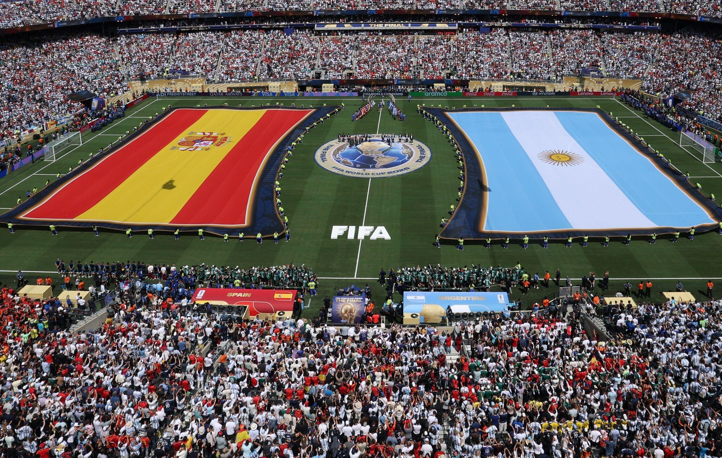 انطلاق نهائي كأس العالم بين الأرجنتين وإسبانيا