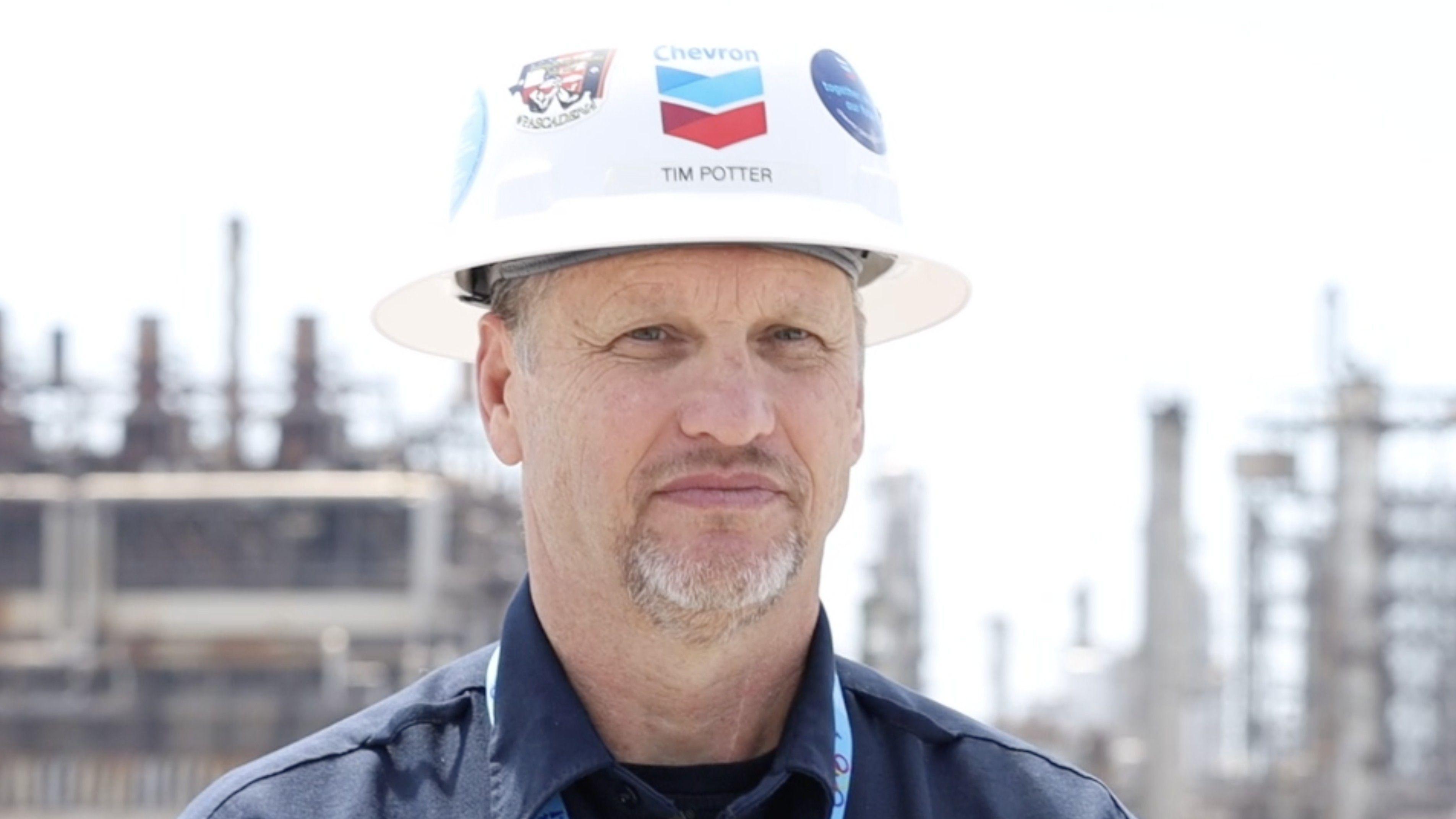 Tim Potter, director de Chevron, mira a la cámara mientras lleva puesto un casco de seguridad.