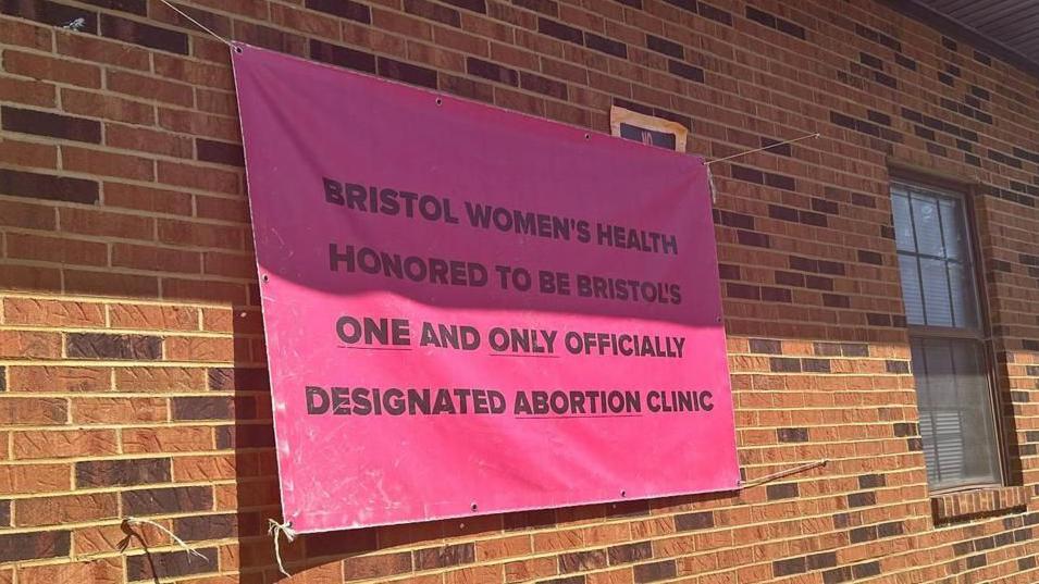 Pancarta sobre la pared de la clínica que específica que es la única organización oficial para realizar abortos en la ciudad. 
