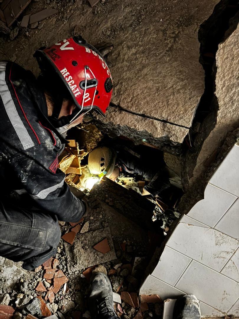 Bomberos trabajando en los escombros en La Guaira. 