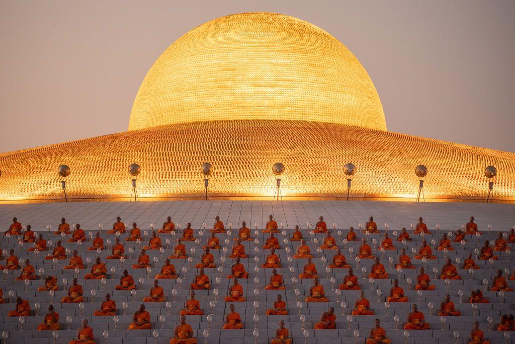 Los monjes rezan durante la ceremonia anual de Makha Bucha en Wat Dhammakaya, en el norte de Bangkok, Tailandia, el 12 de febrero de 2025.