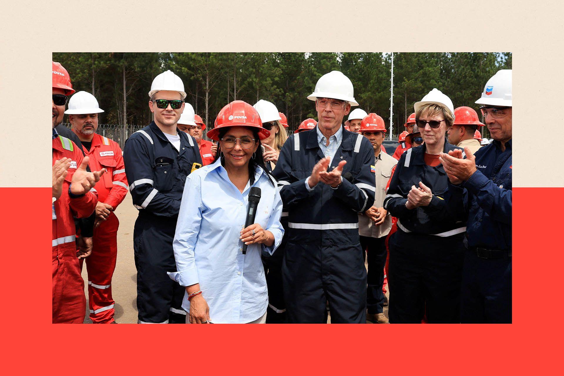 El presidente interino de Venezuela, Rodríguez, y el secretario de Energía de EE. UU., Chris Wright, recorren instalaciones petroleras. Rodríguez está a la izquierda con un casco naranja y una camisa azul claro, y Chris Wright lleva un casco blanco y un mono azul.