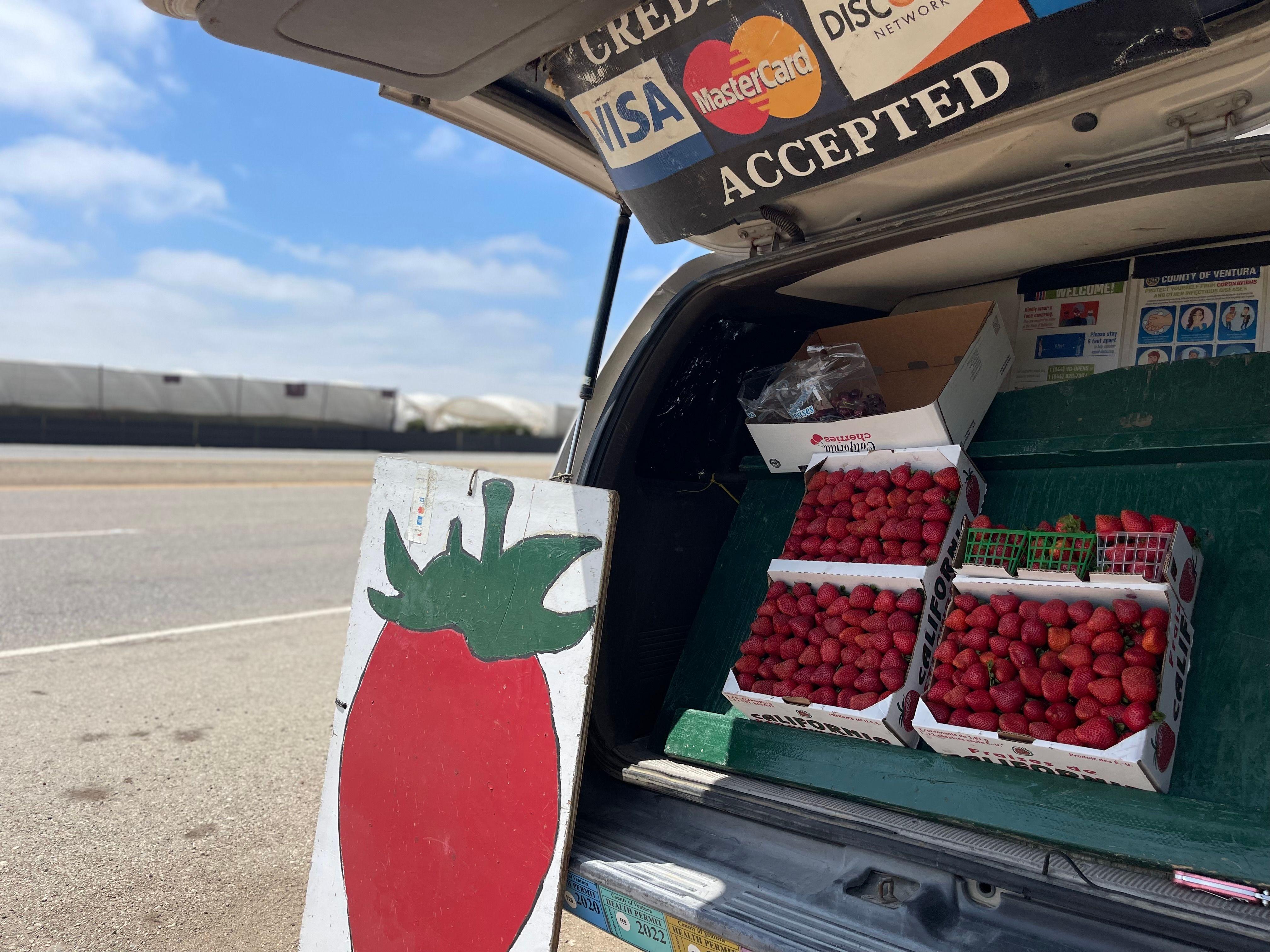 Fresas a la venta en un coche a pie de carretera en Oxnard, California, Estados Unidos, el 11 de junio de 2025.