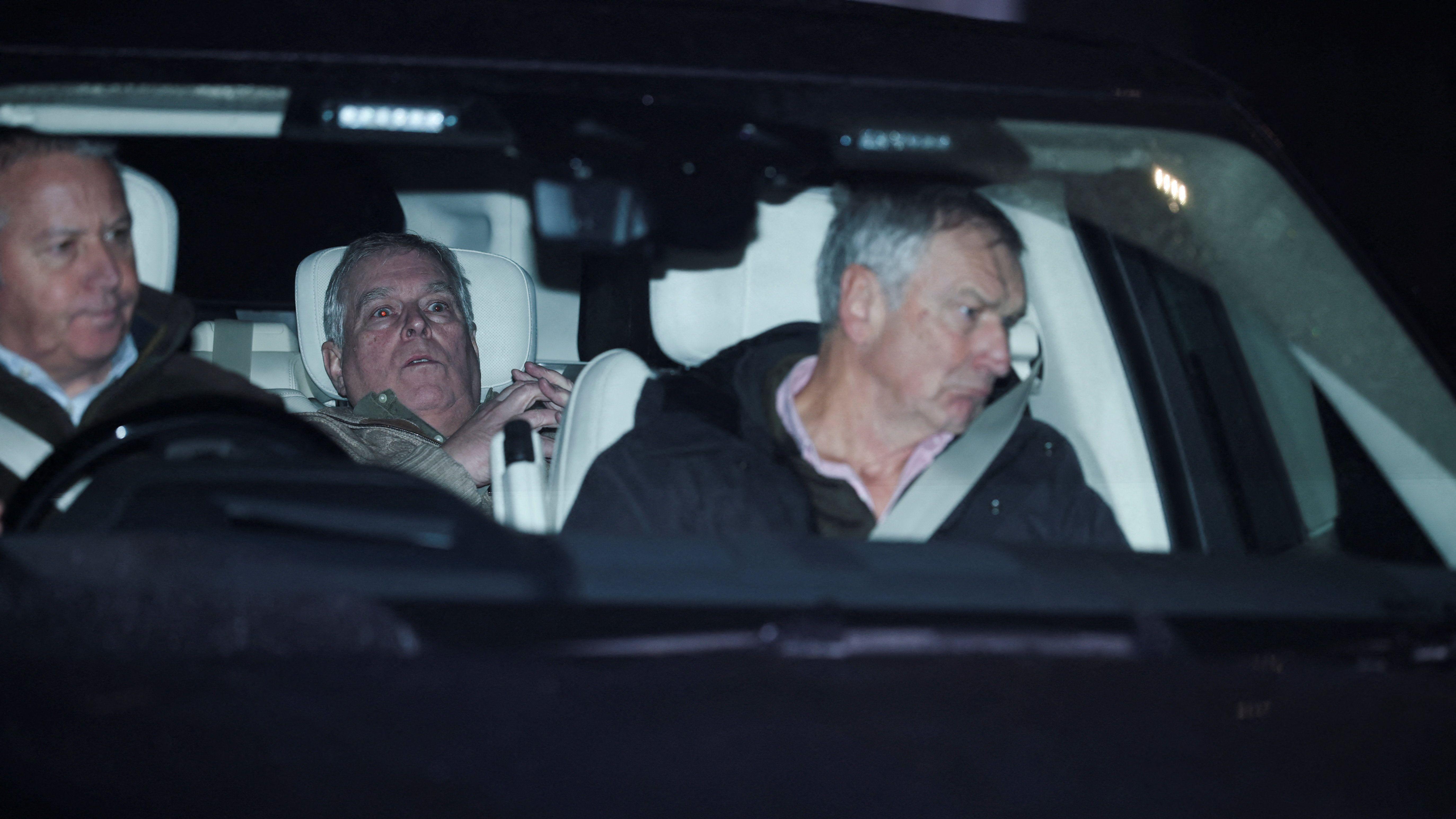 Bivši princ Endru u kolima napušta policijsku stanicu