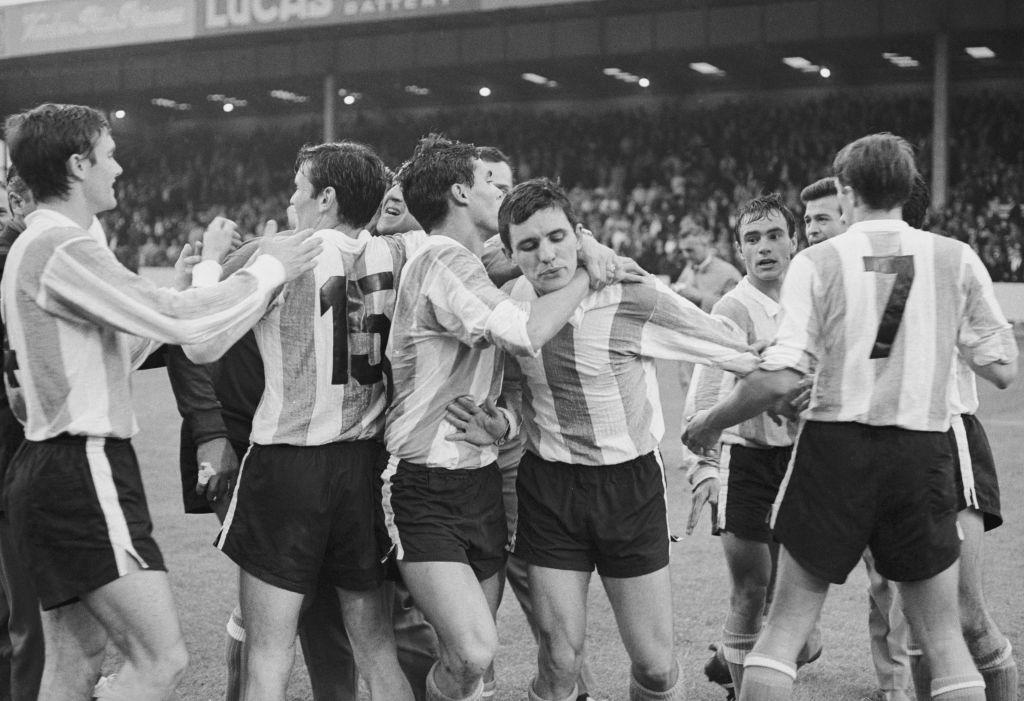 Futbolistas argentinos celebrando tras vencer a España por 2-1 en su partido del Grupo B durante el Mundial de Inglaterra de 1966, el 13 de julio de 1966.