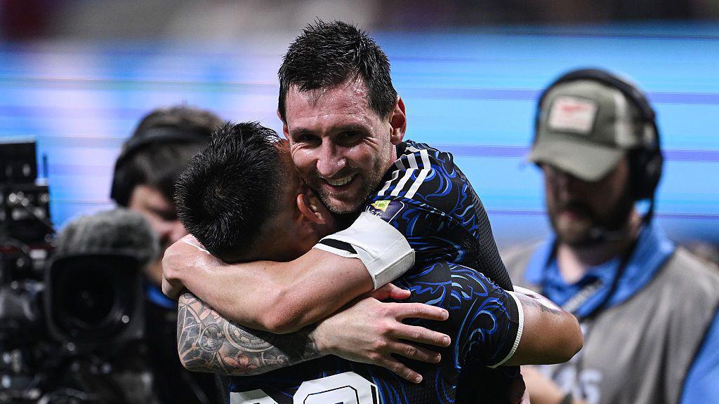 Lionel Messi y Lautaro Martínez, ambos de Argentina, celebran durante el partido de semifinales de la Copa Mundial de la FIFA 2026 entre Inglaterra y Argentina
