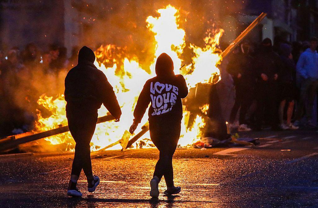 Unos manifestantes frente a una hoguera.