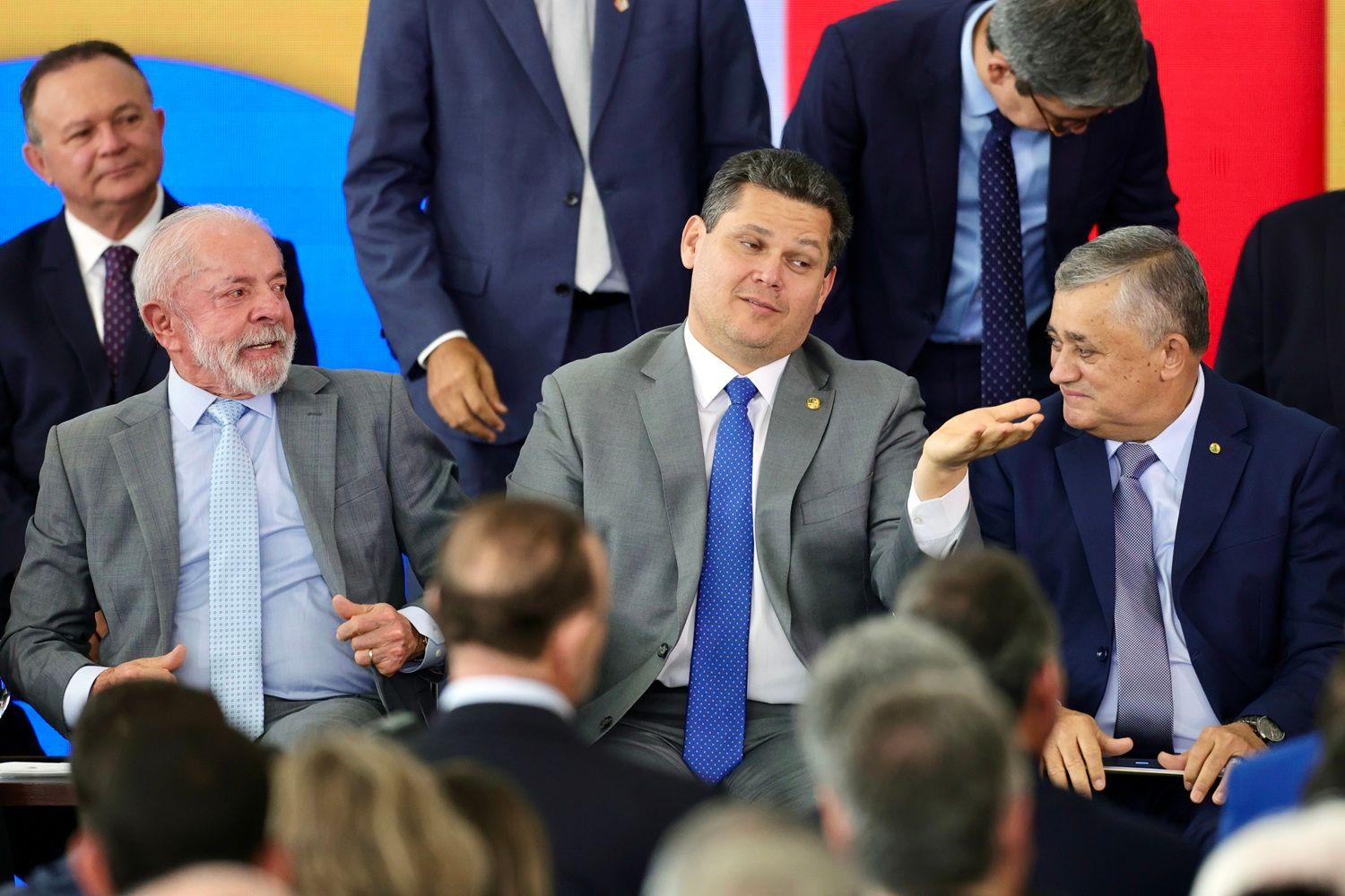 Lula, Davi Alcolumbre e Jos&eacute; Guimar&atilde;es sentados lado a lado