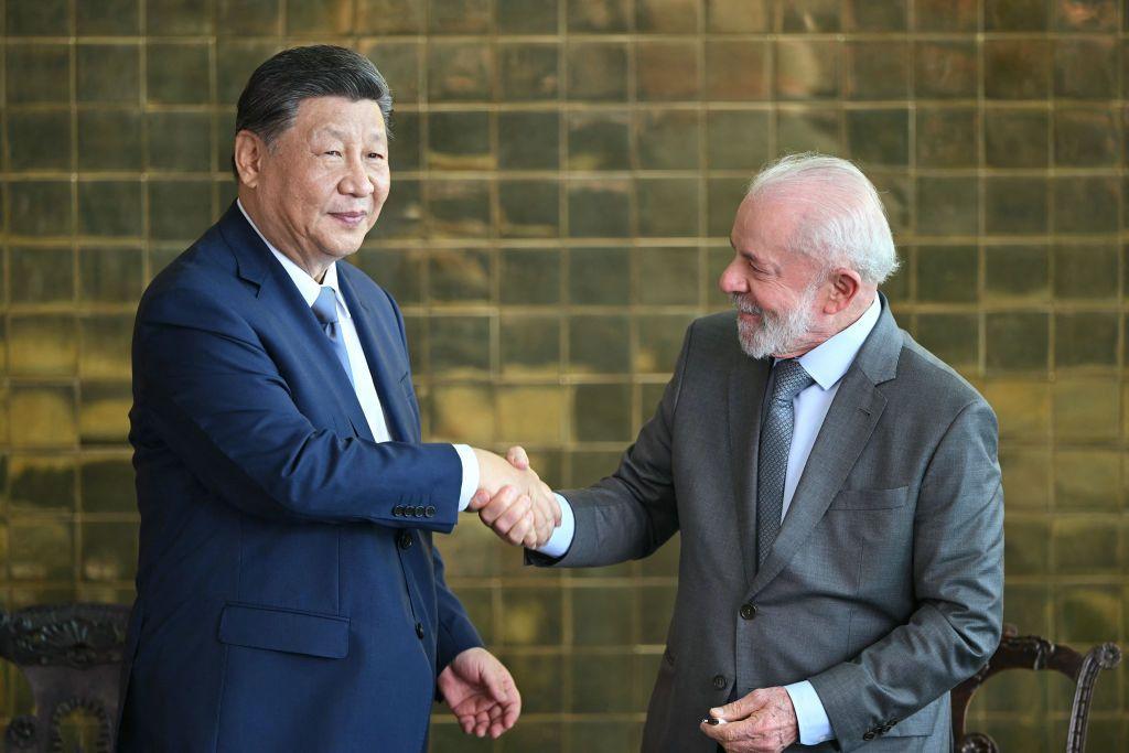 Xi Jinping e Lula dando um aperto de m&atilde;o