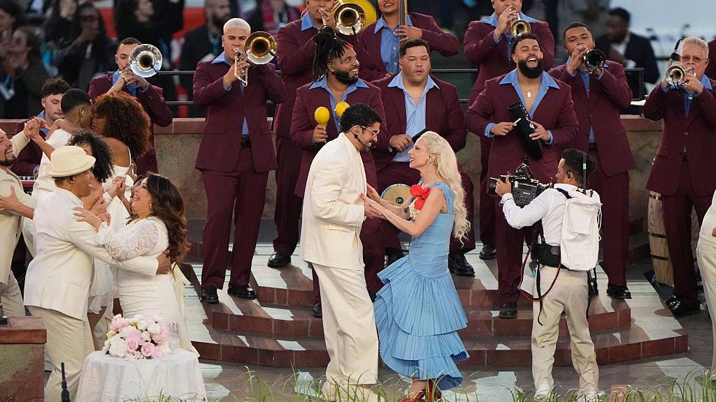 Lady gaga junto con bad bunny en el show de medio tiempo del superbowl 
